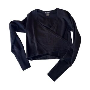 Pandemonium pullover w stretch sleeves at wrist.